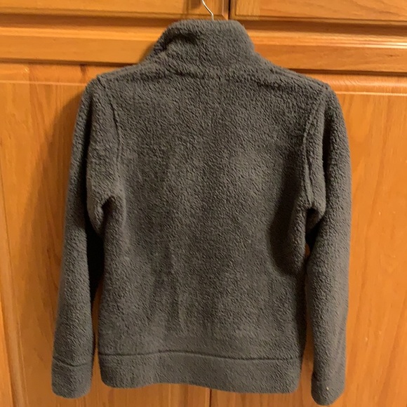 Kavu small full zip Sherpa fleece jacket.   EUC.   Grey.  Button high collar. - Picture 5 of 6